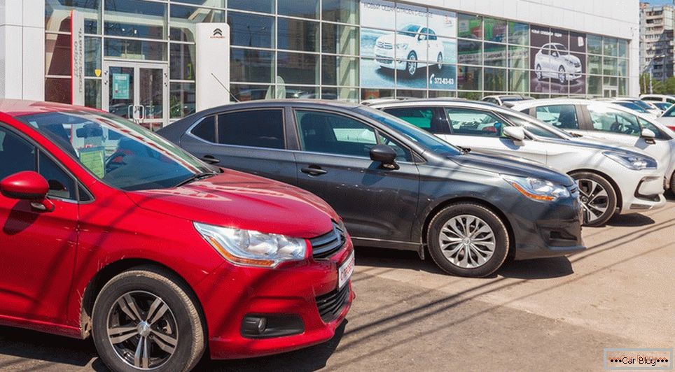 Los concesionarios de automóviles volverán a escribir las etiquetas de precios a partir del 1 de septiembre de 2015.