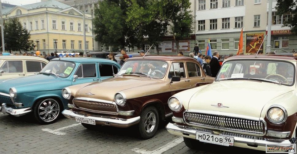 Exposición de coches retro en Ekaterimburgo.