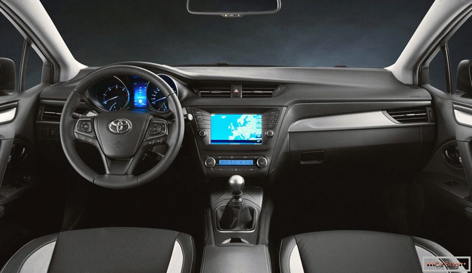Dentro del auto Toyota Avensis.