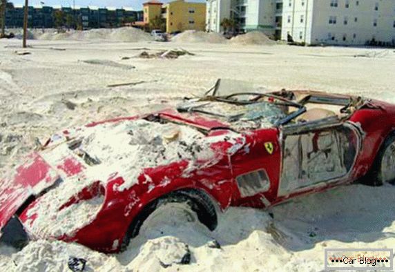 Ferrari 250 Spyder cubierto con arena.