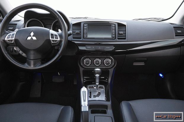 El auto Lancero de mitsubishi presenta un interior elegante con asientos ergonómicos.