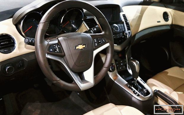 La calidad de los materiales de acabado y las grandes posibilidades de ajuste son las cualidades distintivas del salón Chevrolet Cruze.