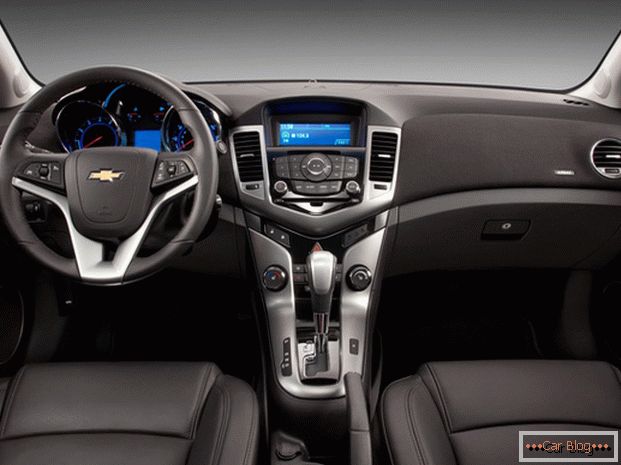 Chevrolet Cruze interior del automóvil порадует владельца качеством отделочных материалом и спортивной стилистикой