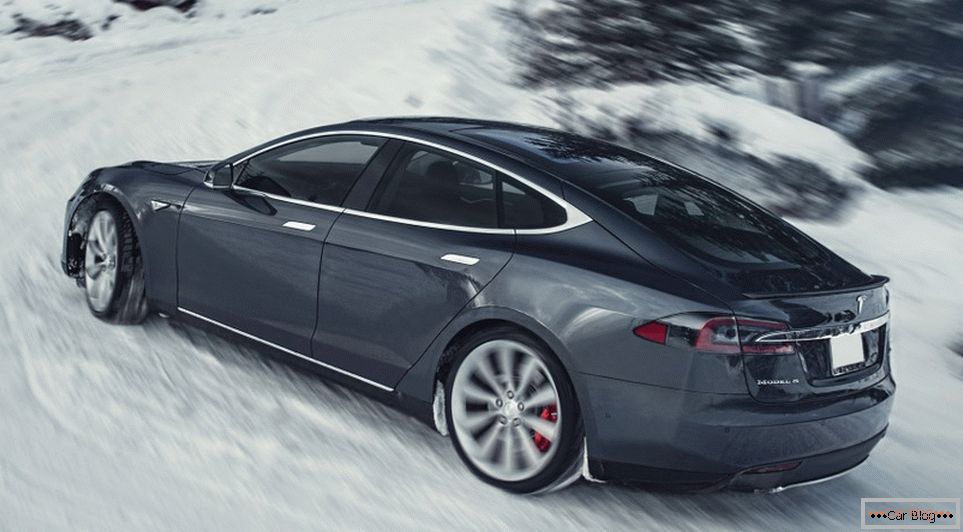 Noventa mil Tesla Model S responden fabricante