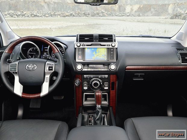 El salón Toyota Land Cruiser Prado carece de elementos voluminosos y es ligeramente inferior al oponente en calidad de acabado
