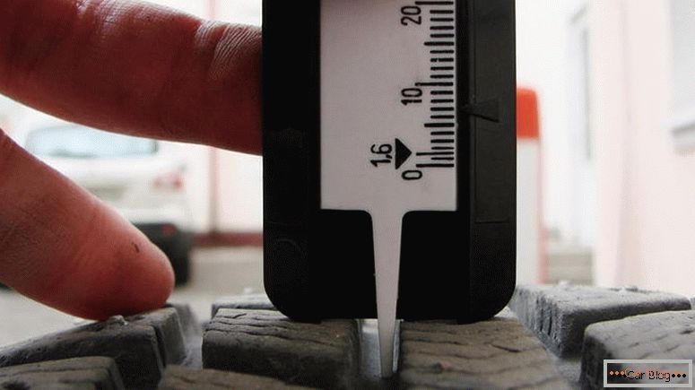 medición de la profundidad de la banda de rodadura