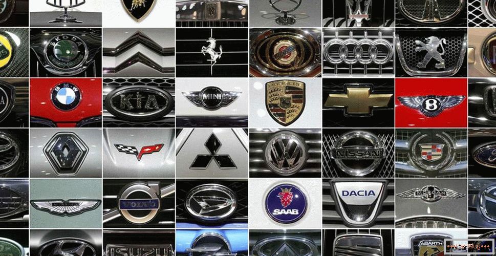 Emblemas de coches de diferentes fabricantes.