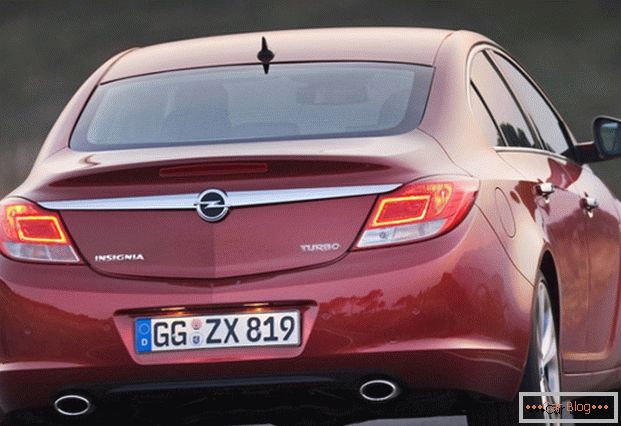 Opel Insignia Car: Vista trasera