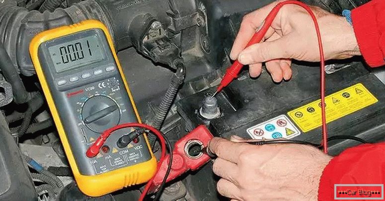 Cómo verificar la corriente de fuga en un automóvil con un multímetro