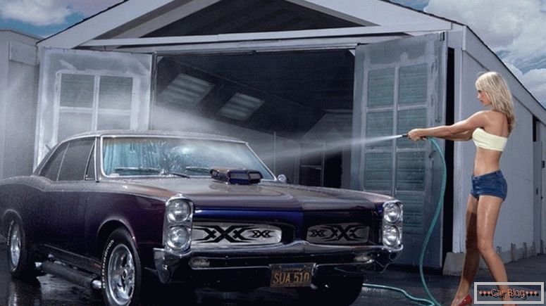 Cómo lavar un coche con una manguera.