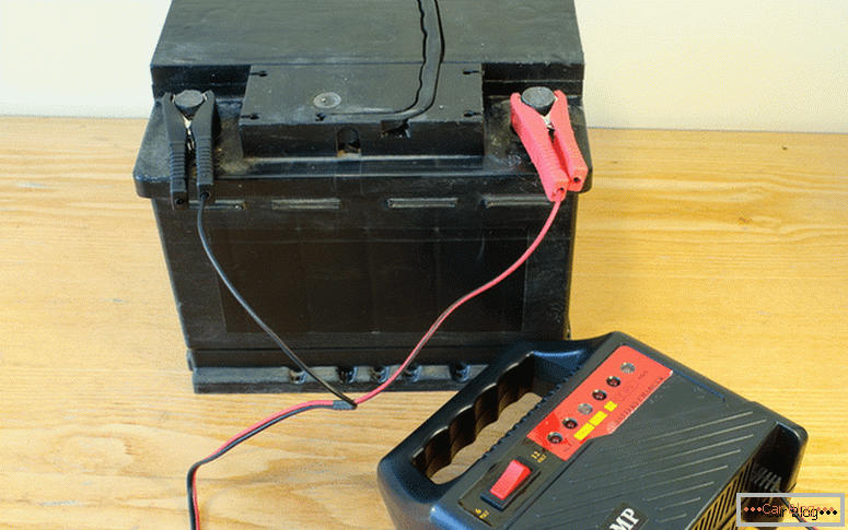 ¿Cómo funciona el mantenimiento de una batería de automóvil que no requiere mantenimiento en casa?