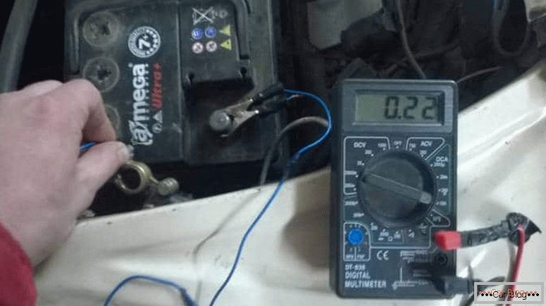¿Cuánto debería la tensión de carga de la batería del automóvil del generador?