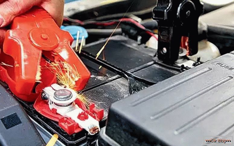 ¿Cuál es el voltaje de carga de la batería del automóvil del generador?