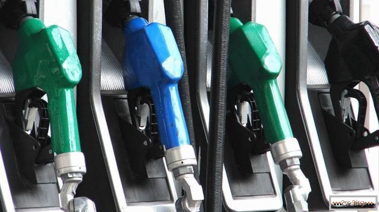 Al controlar el consumo de combustible, puede llenar el automóvil en el horario establecido.