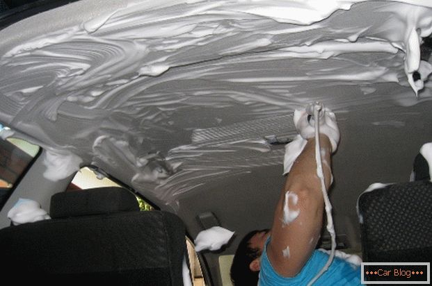 El proceso de limpieza en seco del techo del coche.