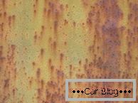 Foto punto y úlceras manifestaciones de óxido en la carrocería del coche