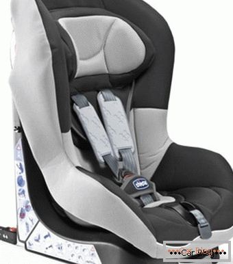 Asiento para bebé en el coche con sistema de fijación isofix.