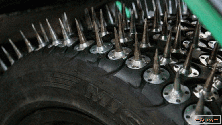 ¿Es mejor elegir neumáticos de invierno sin clavos?