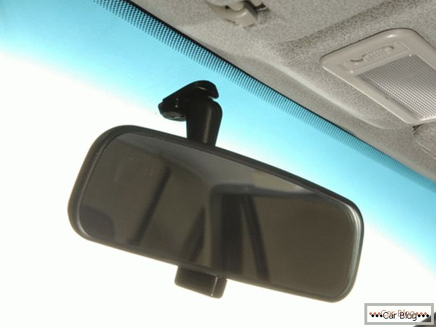 Con un espejo retrovisor, muchos conductores tienen dificultades para estacionar y conducir hacia atrás.