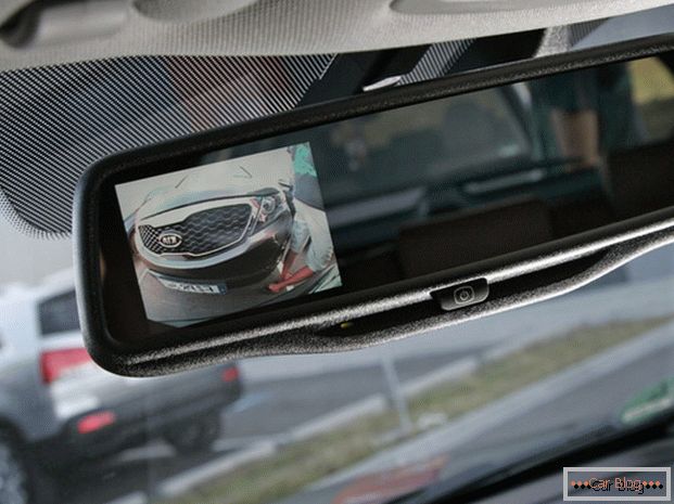 La imagen de la cámara de visión trasera se puede transmitir al espejo con un monitor