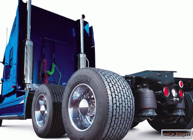 Los neumáticos en el camión tienen una carga pesada y, por lo tanto, deben tener características de buena calidad