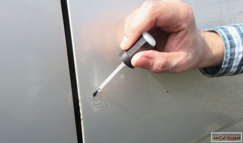 Reparar fichas en la carrocería del coche con sus propias manos.