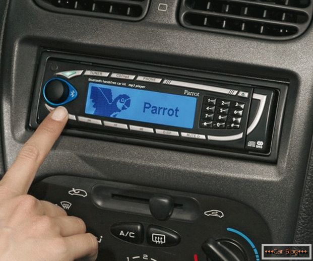 El automóvil moderno es difícil de imaginar sin una radio.