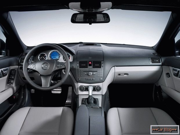 Mercedes interior del automóvil con acústica Harman