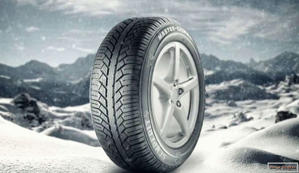 Calificación de neumáticos con clavos de invierno