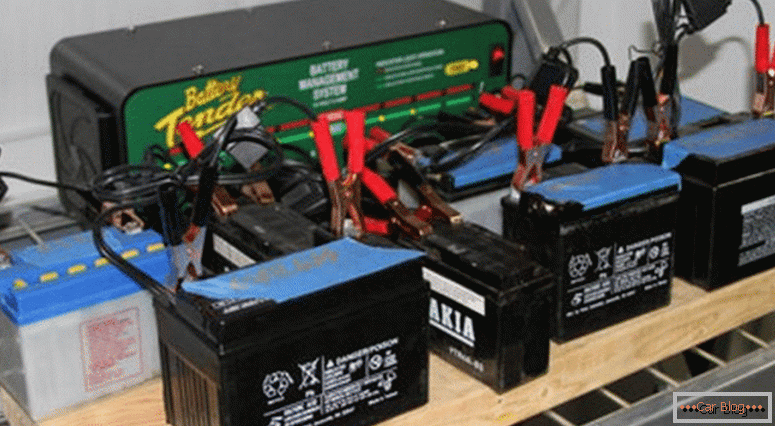 ¿Cuál podría ser la tensión de carga de una batería de coche?