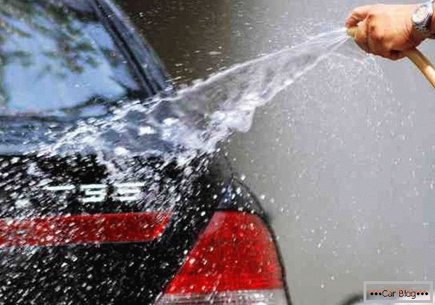 Lavar un carro con agua.