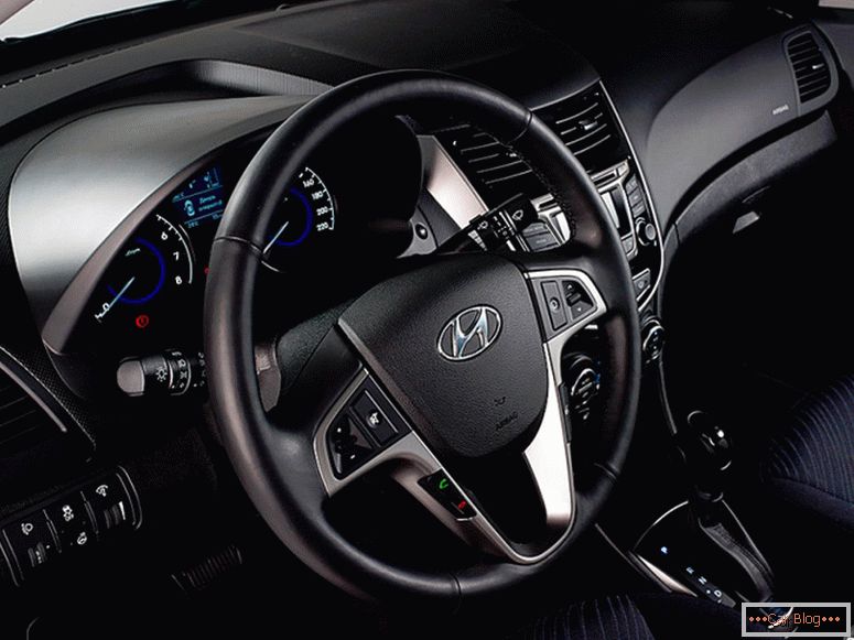 Hyundai Solaris 2015 volante y control