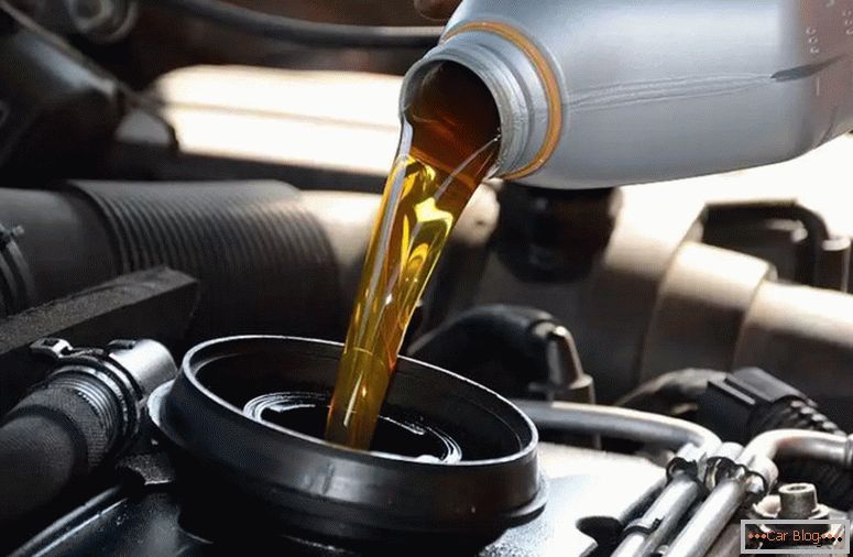 ¿Cuánto aceite se debe verter en el motor?