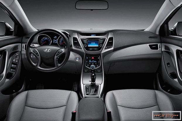 Dentro del Hyundai Elantra пассажиры не будут чувствовать себя в тесноте