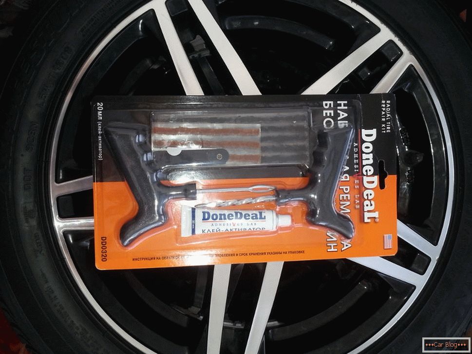 Un conjunto de herramientas para la reparación de neumáticos sin cámara.