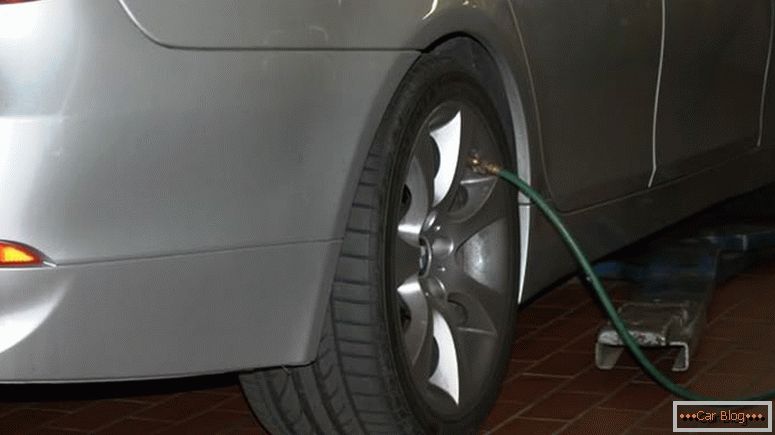 Los neumáticos inflados deben seguir las recomendaciones del fabricante del automóvil, pero no deben exceder la presión máxima permitida indicada en los neumáticos.