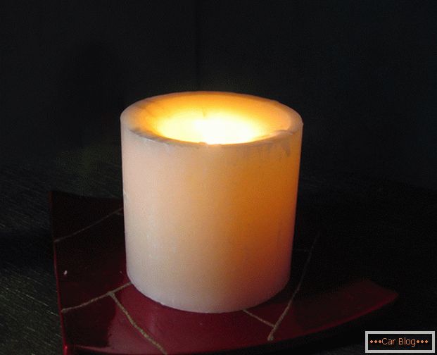 Una vela encendida te ayudará a calentarte en un carro parado.