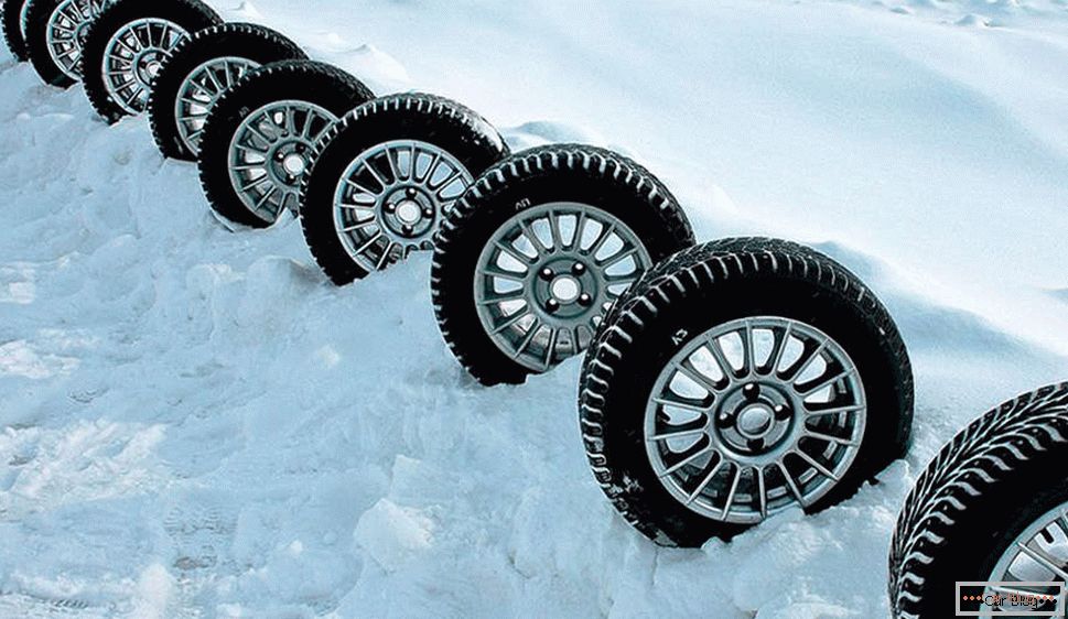 Calificación superior de neumáticos con clavos de invierno
