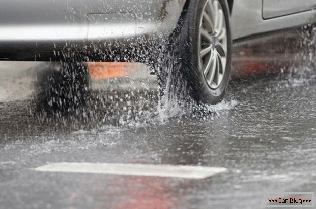 Conducir incorrectamente bajo la lluvia aumenta el consumo de combustible