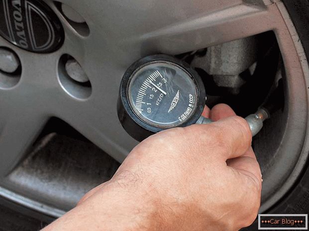 Conducir con neumáticos bajos aumenta el consumo de combustible