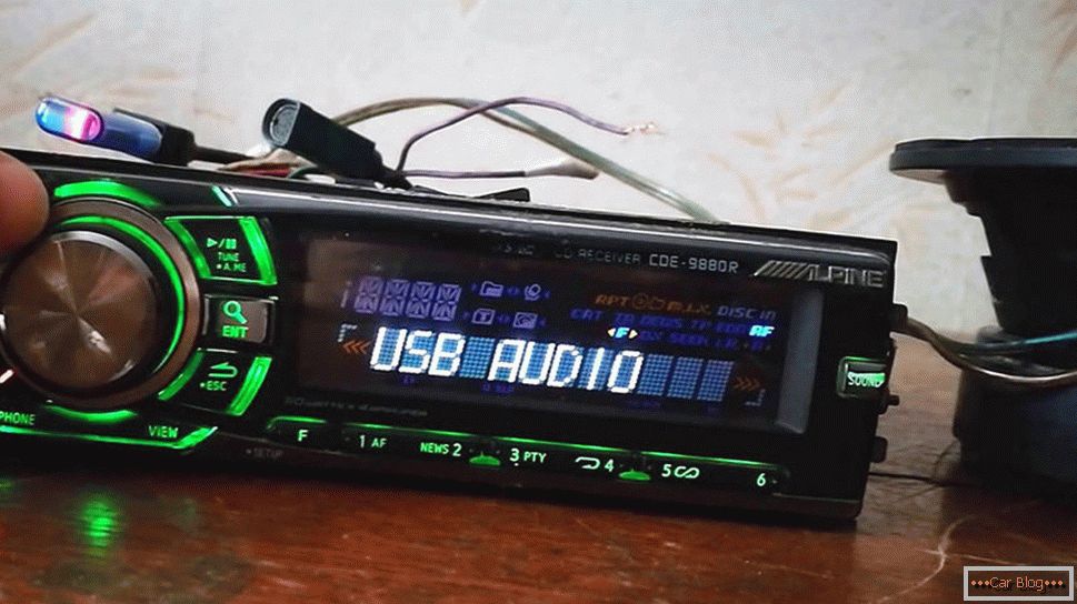 Radio de coche con botones iluminados.