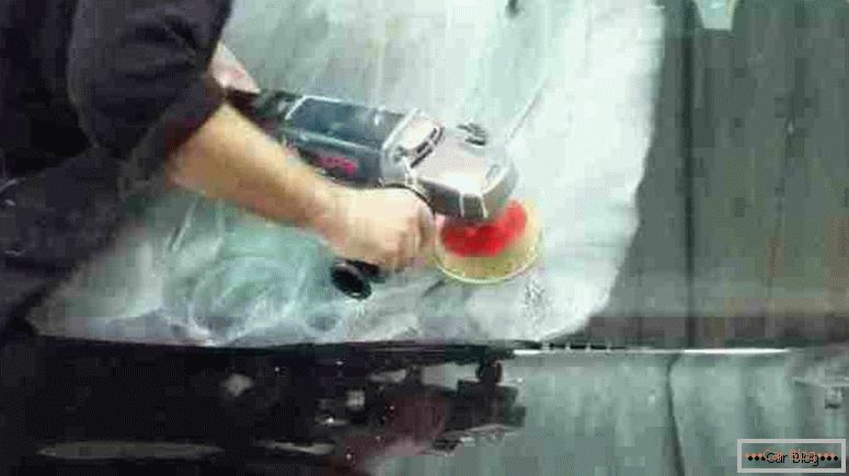 Auto pulido de vidrio utilizando molinillos y pasta especial.