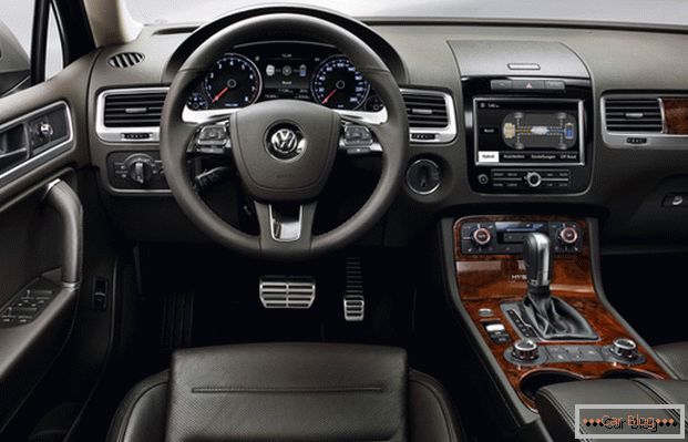 Volkswagen Touareg presume de un interior costoso y elegante.
