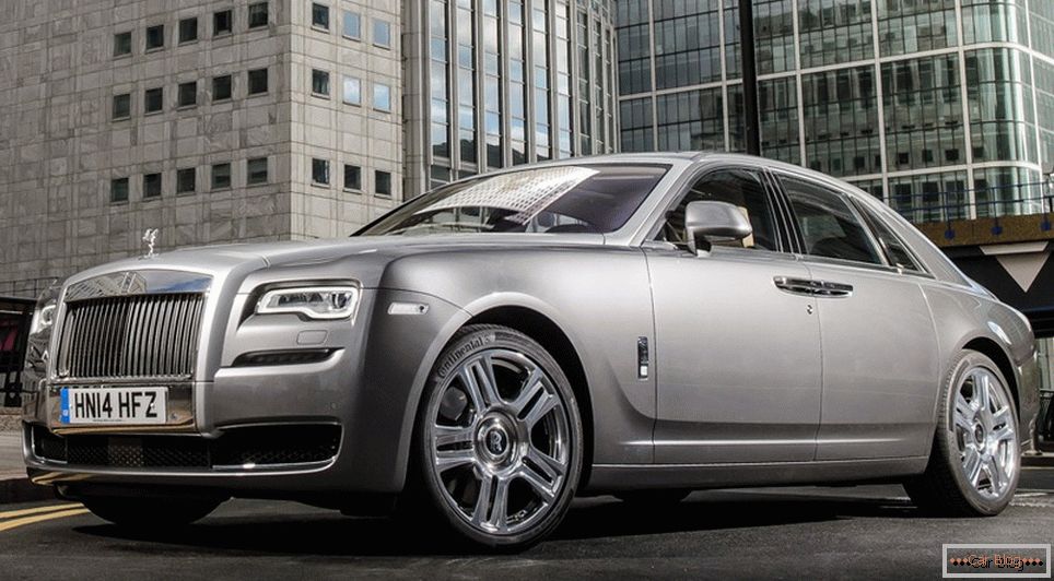 Rolls-Royces, Maserati y otros autos de clase.