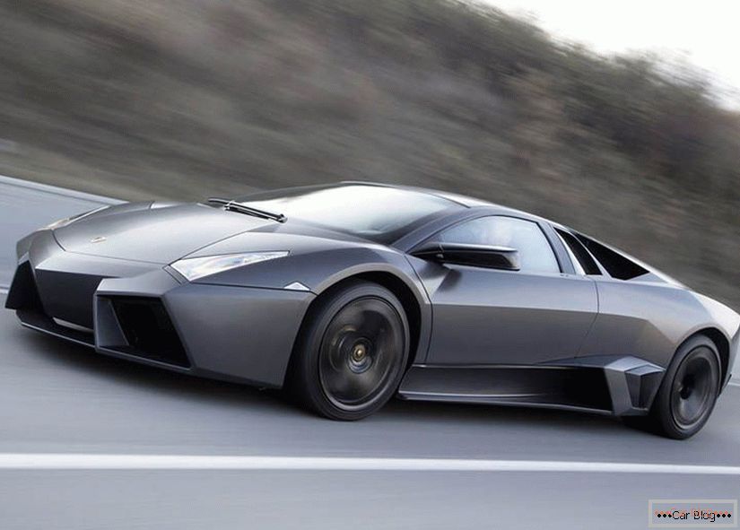 Lamborghini Reventon conduce rápido