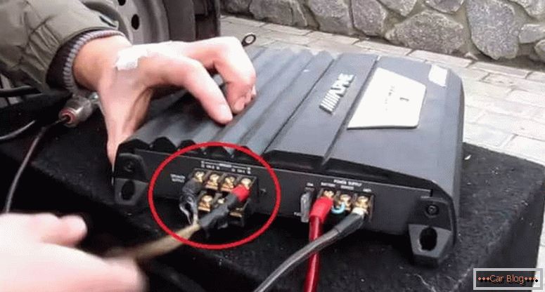 Cómo conectar el subwoofer a la radio con un amplificador