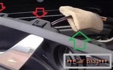 ¿Cómo empezar a retirar el tapizado de la puerta del conductor?