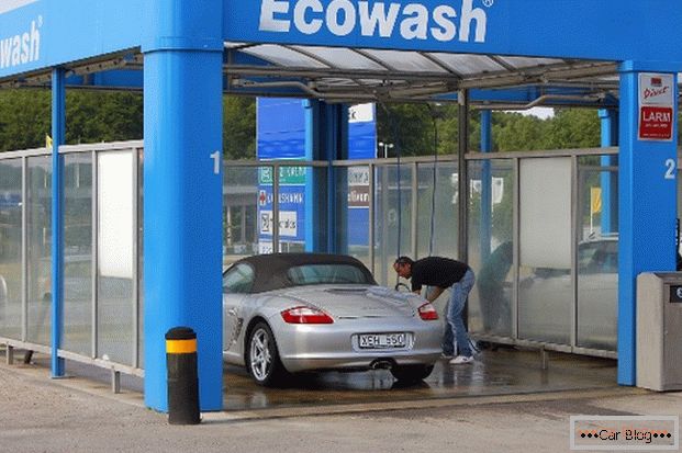 Auto lavado del auto en autoservicio.