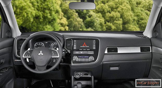 El automóvil Mitsubishi Outlander complacerá al propietario con un alto nivel de acabado