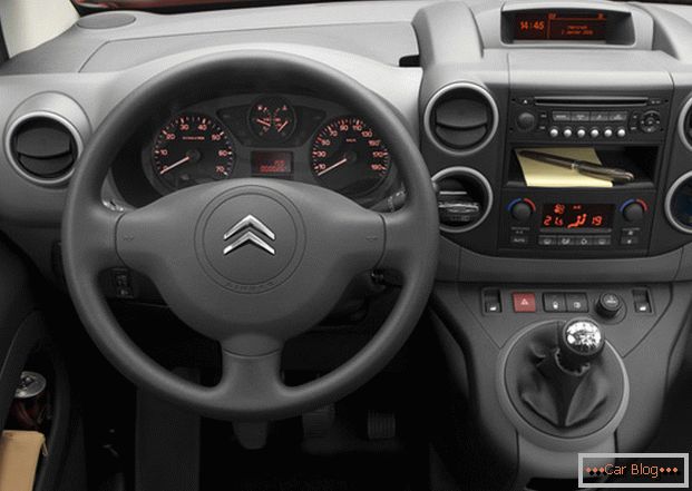 El interior del automóvil Citroen Berlingo se centra en la comodidad del conductor y los pasajeros durante el viaje